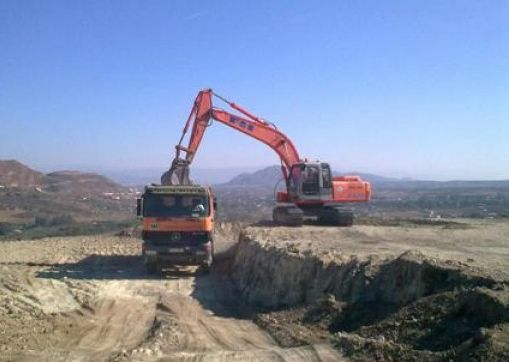 MARTÍN PLAZA S.L. excavadora moviendo tierra