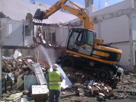 MARTÍN PLAZA S.L. excavadora en una demolición 